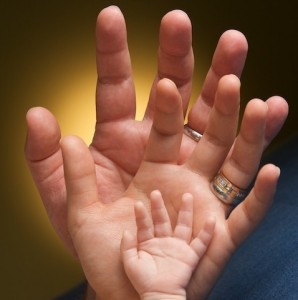 mãos de pais e bebe